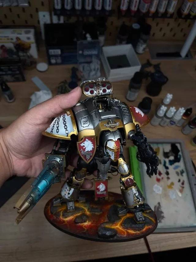 Exhibition painted Warhammer 40K Imperial Knights Knight Valiant Wolf Howl - front view full body by Maxon Casting